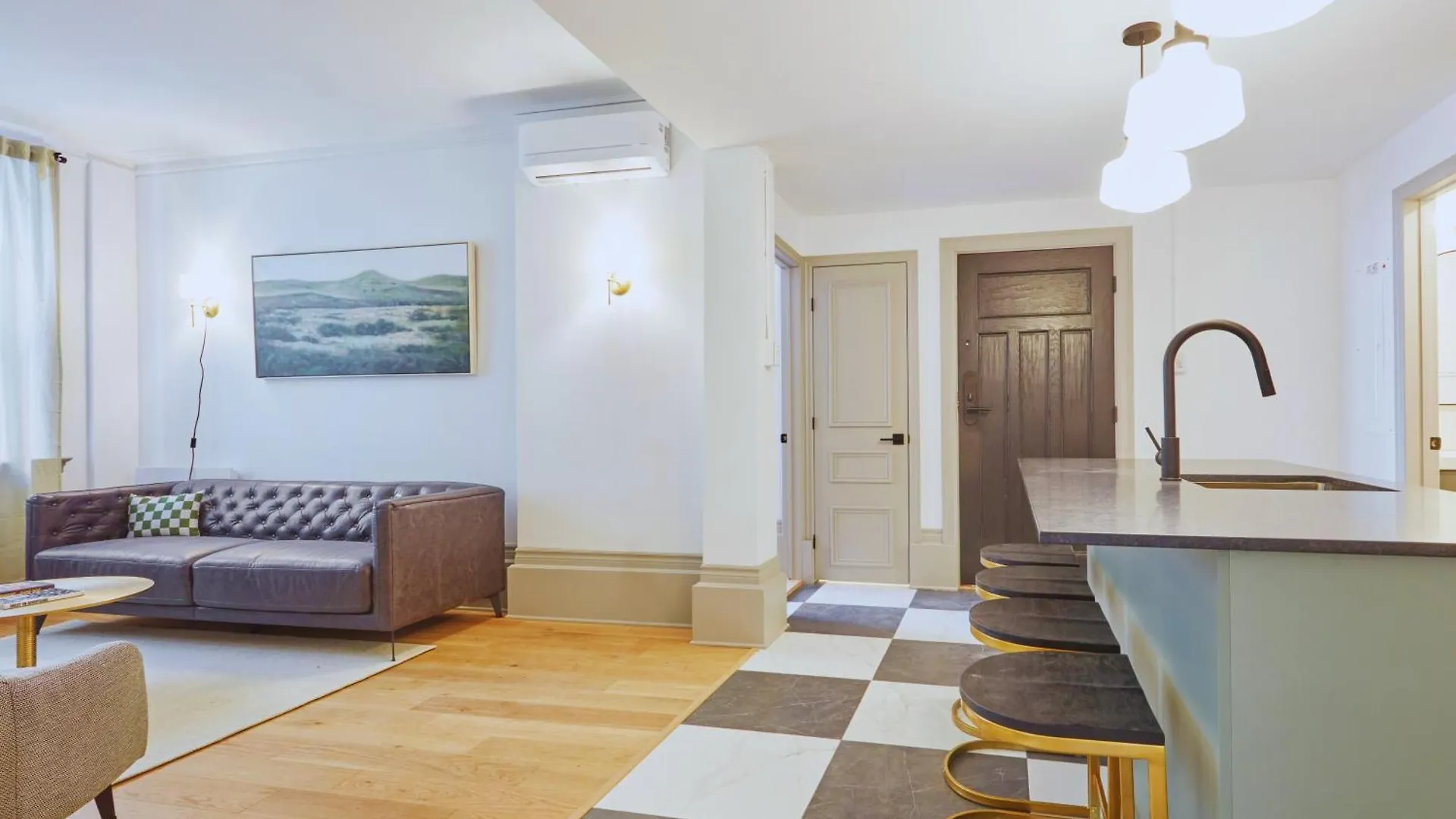 Ch-Apartments, Downtown Montreal Apartment